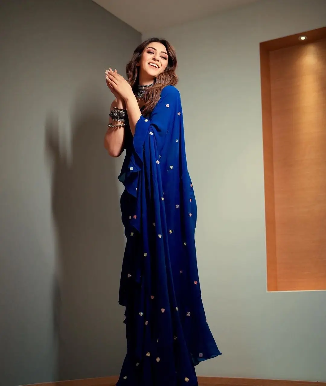 INDIAN GIRL HANSIKA MOTWANI IN BLUE COLOR SAREE SLEEVELESS BLOUSE 3